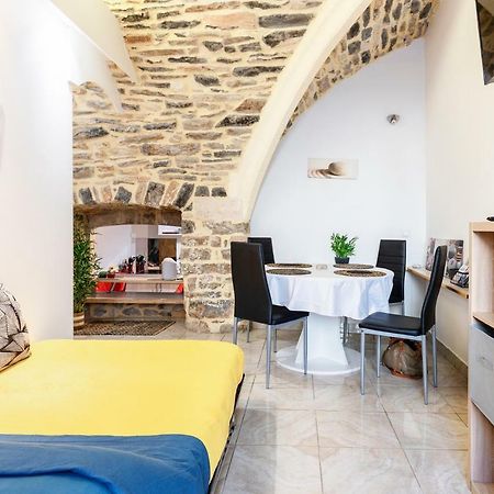 Ferienwohnung Calme Cocon Troglodyte Au Coeur De La Ville Nîmes Exterior foto